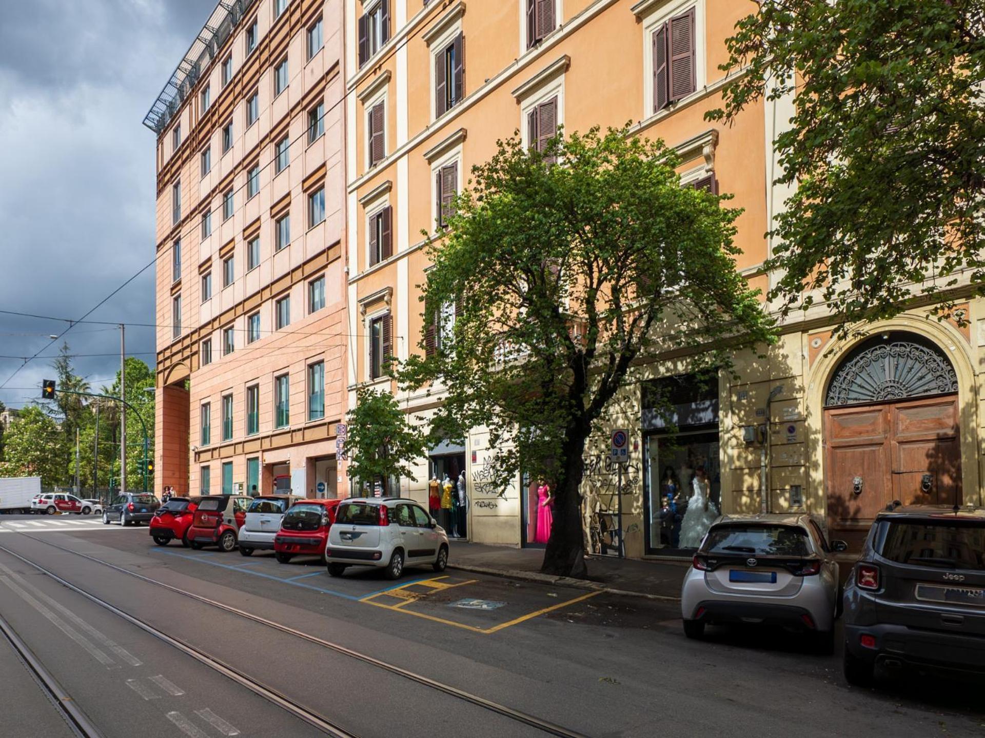 The Best Rent - Spacious One-Bedroom Apartment Near Colosseum Rome Exterior photo